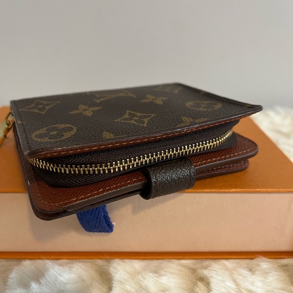 Louis Vuitton - Picture 3 of 8